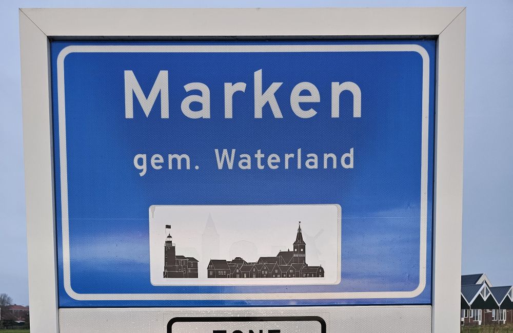 Komborden bij de toegangswegen naar Marken vernieuwd